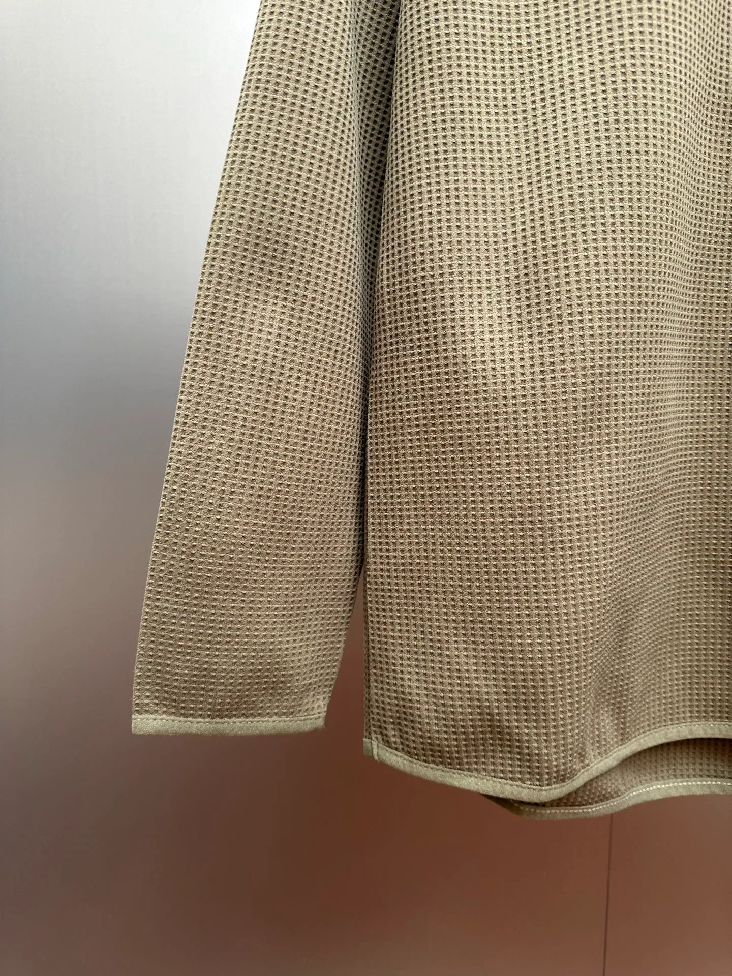 KOLON SPORT/Kolon's essential item, the waffle micro-loose half-zip long-sleeved T-shirt, is made of waffle honeycomb texture fabric with a concave and convex checkered surface to form a large number of air circulation gaps. Combined with the non-absorbent properties of polyester fiber itself, it will not stick to the skin after sweating. It can keep the body surface dry during sports, commuting and outdoor wear for a long time. The half-zipper stand collar is adjustable, windproof and neat, and the raglan sleeves have no restrictions on movement. . Exquisite small embroidered logo, low-key and high-end, not exaggerated. The raglan sleeves are cut to allow for unrestricted movement, making it suitable for both sports and commuting. Available in multiple colors, it is perfect for wearing alone in spring and autumn or as an inner layer in winter. It is a must-have for outdoor enthusiasts. Color: Black, Brown, Gray, Yellow Size: L-3XL